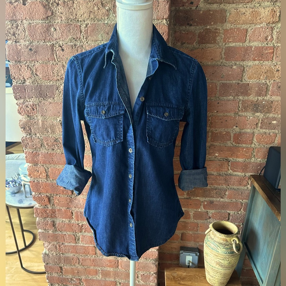 Versatile Banana Republic shirt. Sz Small. Denim-look, fabric is cotton/linen